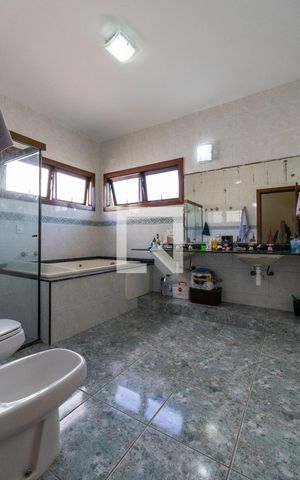Casa de condomínio à venda com 300m², 4 quartos e 5 vagas Casa de condomínio à venda com 300m², 4 quartos e 5 vagasBanheiro Quarto 4
