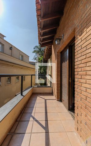 Casa de condomínio à venda com 300m², 4 quartos e 5 vagas Casa de condomínio à venda com 300m², 4 quartos e 5 vagasVaranda Quarto 4