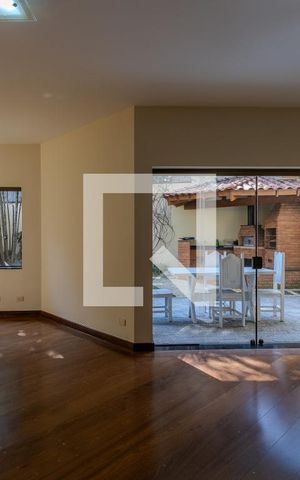 Casa de condomínio à venda com 300m², 4 quartos e 5 vagas Casa de condomínio à venda com 300m², 4 quartos e 5 vagasSala