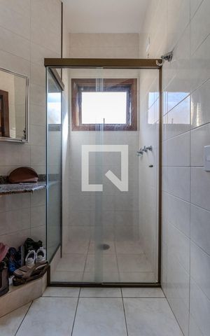 Casa de condomínio à venda com 300m², 4 quartos e 5 vagas Casa de condomínio à venda com 300m², 4 quartos e 5 vagasBanheiro Quarto 1