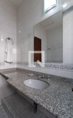 Casa de condomínio à venda com 300m², 4 quartos e 5 vagas Casa de condomínio à venda com 300m², 4 quartos e 5 vagasBanheiro Social