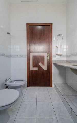 Casa de condomínio à venda com 300m², 4 quartos e 5 vagas Casa de condomínio à venda com 300m², 4 quartos e 5 vagasBanheiro Social