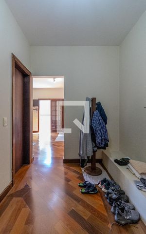Casa de condomínio à venda com 300m², 4 quartos e 5 vagas Casa de condomínio à venda com 300m², 4 quartos e 5 vagasCloset