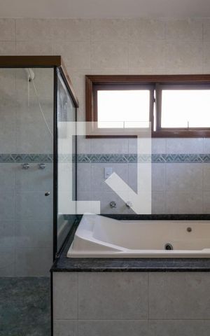 Casa de condomínio à venda com 300m², 4 quartos e 5 vagas Casa de condomínio à venda com 300m², 4 quartos e 5 vagasBanheiro Quarto 4