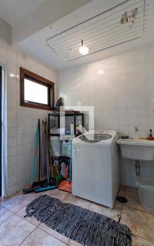 Casa de condomínio à venda com 300m², 4 quartos e 5 vagas Casa de condomínio à venda com 300m², 4 quartos e 5 vagasÁrea de Serviço