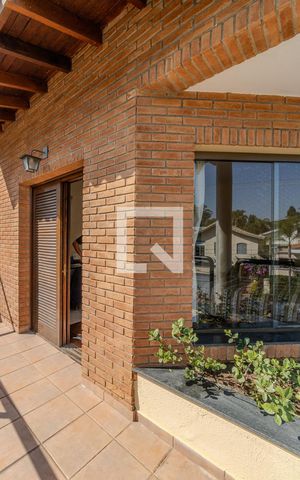 Casa de condomínio à venda com 300m², 4 quartos e 5 vagas Casa de condomínio à venda com 300m², 4 quartos e 5 vagasVaranda Quarto 4