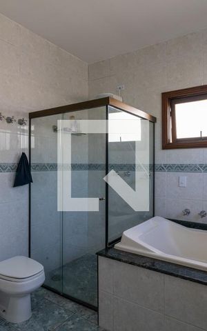 Casa de condomínio à venda com 300m², 4 quartos e 5 vagas Casa de condomínio à venda com 300m², 4 quartos e 5 vagasBanheiro Quarto 4