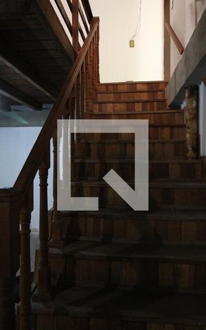 Casa para alugar com 345m², 2 quartos e 4 vagasEscada