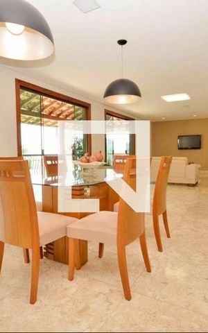 Casa à venda com 619m², 5 quartos e 7 vagas Casa à venda com 619m², 5 quartos e 7 vagasSala