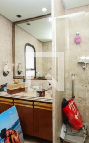 Apartamento à venda com 380m², 5 quartos e 4 vagas Apartamento à venda com 380m², 5 quartos e 4 vagasBanheiro Masculino da Suite Master