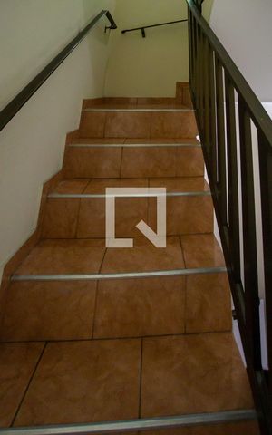Casa à venda com 200m², 3 quartos e 2 vagasEscada