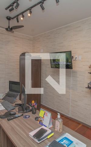 Casa à venda com 230m², 5 quartos e 3 vagas Casa à venda com 230m², 5 quartos e 3 vagasQuarto 4