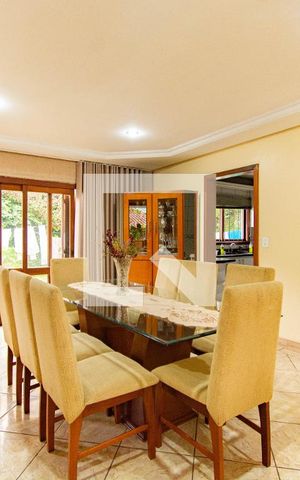 Casa à venda com 480m², 4 quartos e 2 vagas Casa à venda com 480m², 4 quartos e 2 vagasSala
