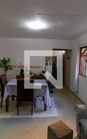 Casa à venda com 240m², 6 quartos e 2 vagas Casa à venda com 240m², 6 quartos e 2 vagasSala