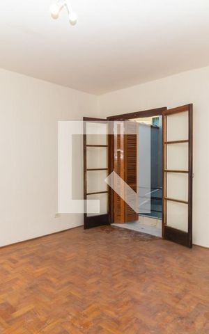 Casa à venda com 200m², 2 quartos e sem vaga Casa à venda com 200m², 2 quartos e sem vagaSala