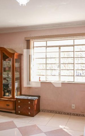 Casa para alugar com 300m², 3 quartos e 3 vagasSala