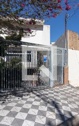Casa à venda com 190m², 4 quartos e 3 vagas Casa à venda com 190m², 4 quartos e 3 vagasFachada