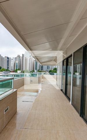 Apartamento à venda com 440m², 4 quartos e 3 vagas Apartamento à venda com 440m², 4 quartos e 3 vagasVaranda