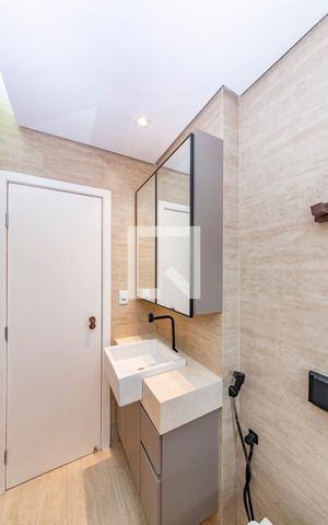 Apartamento à venda com 440m², 4 quartos e 3 vagas Apartamento à venda com 440m², 4 quartos e 3 vagasBanheiro Social 1