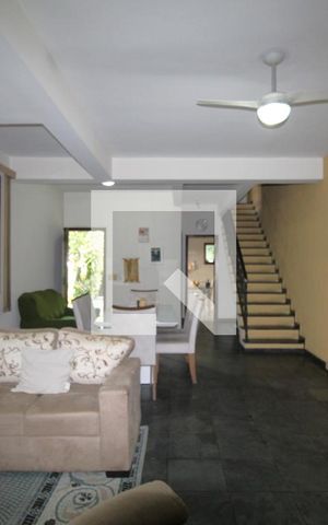 Casa de condomínio à venda com 300m², 4 quartos e 4 vagasSala