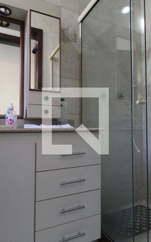 Casa de condomínio à venda com 300m², 4 quartos e 4 vagasBanheiro da suíte