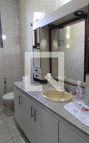 Casa de condomínio à venda com 300m², 4 quartos e 4 vagasBanheiro da suíte