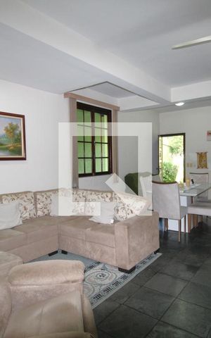 Casa de condomínio à venda com 300m², 4 quartos e 4 vagasSala