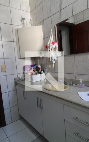Casa de condomínio à venda com 300m², 4 quartos e 4 vagasBanheiro do corredor