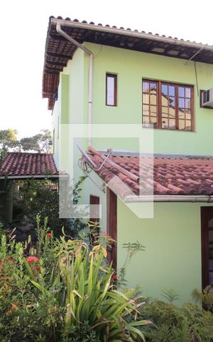 Casa de condomínio à venda com 300m², 4 quartos e 4 vagasFundos