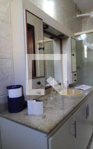 Casa de condomínio à venda com 300m², 4 quartos e 4 vagasBanheiro da suíte