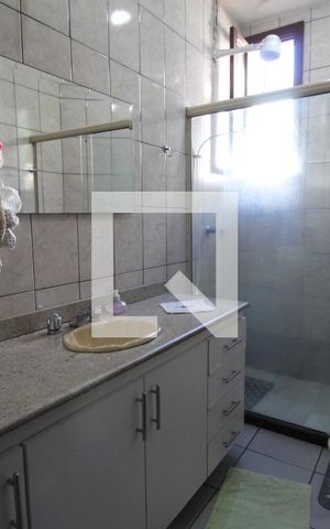 Casa de condomínio à venda com 300m², 4 quartos e 4 vagasBanheiro do corredor