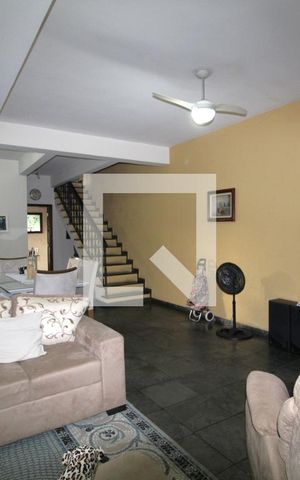 Casa de condomínio à venda com 300m², 4 quartos e 4 vagasSala