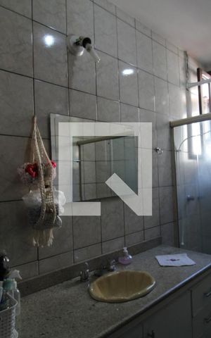 Casa de condomínio à venda com 300m², 4 quartos e 4 vagasBanheiro do corredor