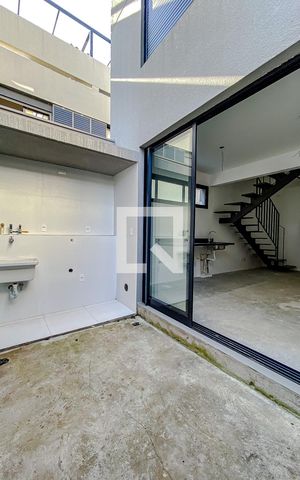 Casa de condomínio à venda com 104m², 2 quartos e 1 vagaÁrea de Serviço