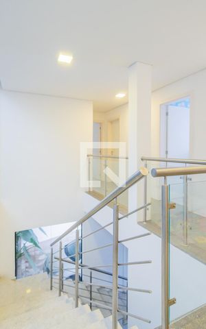 Casa de condomínio à venda com 287m², 3 quartos e 4 vagas Casa de condomínio à venda com 287m², 3 quartos e 4 vagasCorredor