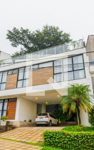 Casa de condomínio à venda com 287m², 3 quartos e 4 vagas Casa de condomínio à venda com 287m², 3 quartos e 4 vagasFachada