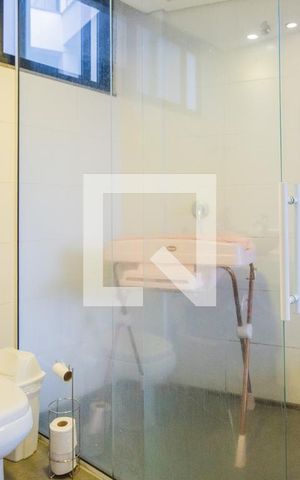 Casa de condomínio à venda com 287m², 3 quartos e 4 vagas Casa de condomínio à venda com 287m², 3 quartos e 4 vagasBanheiro da Suíte