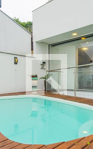 Casa de condomínio à venda com 287m², 3 quartos e 4 vagas Casa de condomínio à venda com 287m², 3 quartos e 4 vagasPiscina