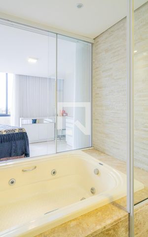 Casa de condomínio à venda com 287m², 3 quartos e 4 vagas Casa de condomínio à venda com 287m², 3 quartos e 4 vagasBanheiro da Suíte
