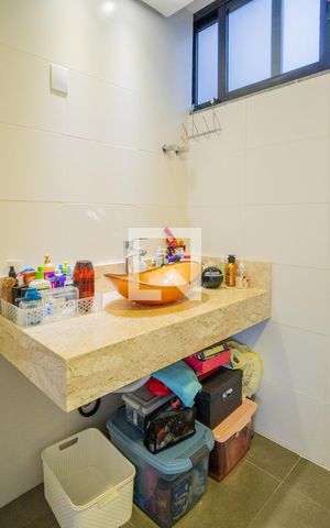 Casa de condomínio à venda com 287m², 3 quartos e 4 vagas Casa de condomínio à venda com 287m², 3 quartos e 4 vagasBanheiro da Suíte