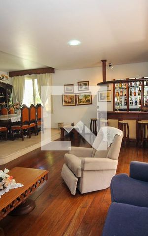 Casa para alugar com 220m², 4 quartos e 2 vagas Casa para alugar com 220m², 4 quartos e 2 vagasSala