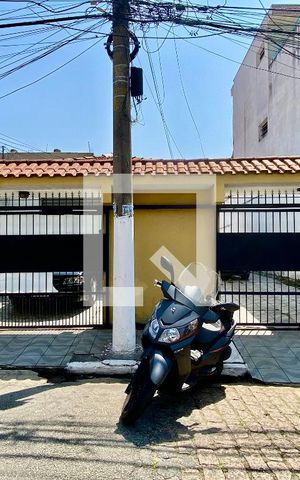 Casa à venda com 220m², 2 quartos e 3 vagas Casa à venda com 220m², 2 quartos e 3 vagasFachada