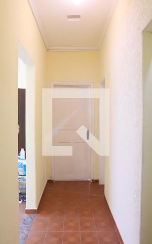 Casa à venda com 220m², 2 quartos e 3 vagas Casa à venda com 220m², 2 quartos e 3 vagasCorredor