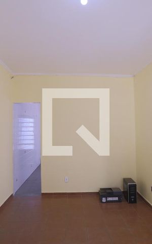 Casa à venda com 220m², 2 quartos e 3 vagas Casa à venda com 220m², 2 quartos e 3 vagasSala