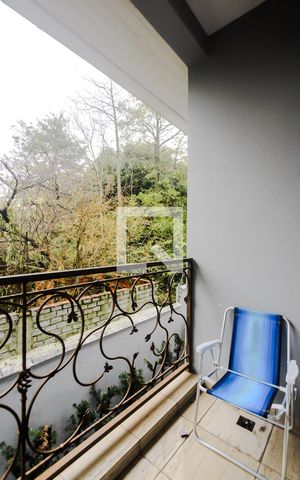 Casa à venda com 650m², 5 quartos e 6 vagas Casa à venda com 650m², 5 quartos e 6 vagasVaranda