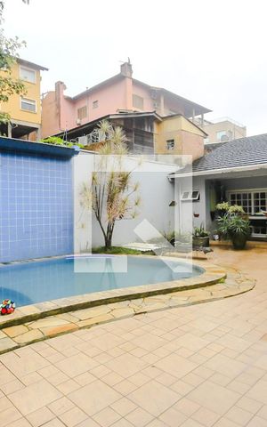 Casa à venda com 650m², 5 quartos e 6 vagas Casa à venda com 650m², 5 quartos e 6 vagasPiscina