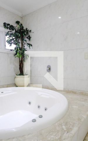 Casa à venda com 650m², 5 quartos e 6 vagas Casa à venda com 650m², 5 quartos e 6 vagasSuíte