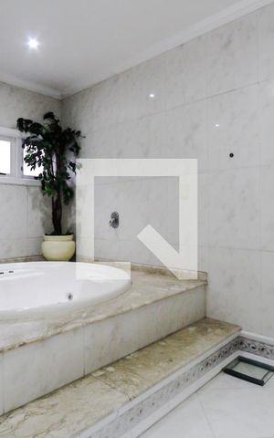 Casa à venda com 650m², 5 quartos e 6 vagas Casa à venda com 650m², 5 quartos e 6 vagasSuíte