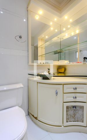 Casa à venda com 650m², 5 quartos e 6 vagas Casa à venda com 650m², 5 quartos e 6 vagasBanheiro social 2