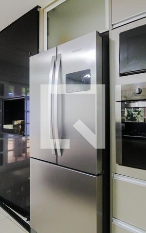 Casa à venda com 650m², 5 quartos e 6 vagas Casa à venda com 650m², 5 quartos e 6 vagasCozinha